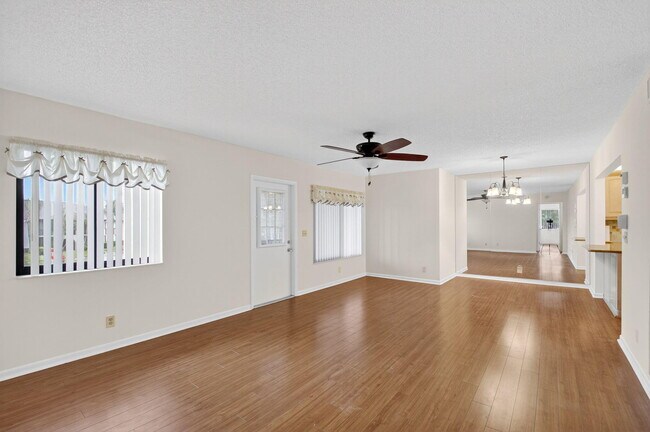 Building Photo - 427 Pine Glen Ln
