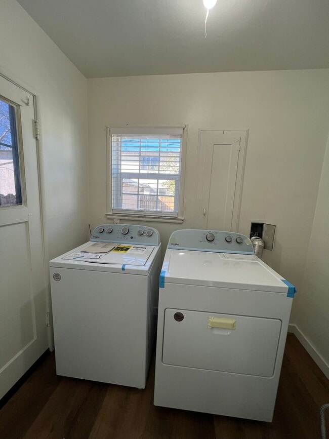Building Photo - Modern Midtown Living! Stylish 1BD/1BA Dup...