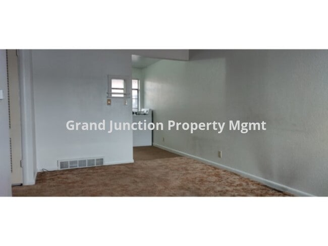 Building Photo - Cute 2 Bedroom Apt Near CMU