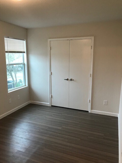Building Photo - 1611 N Navidad St