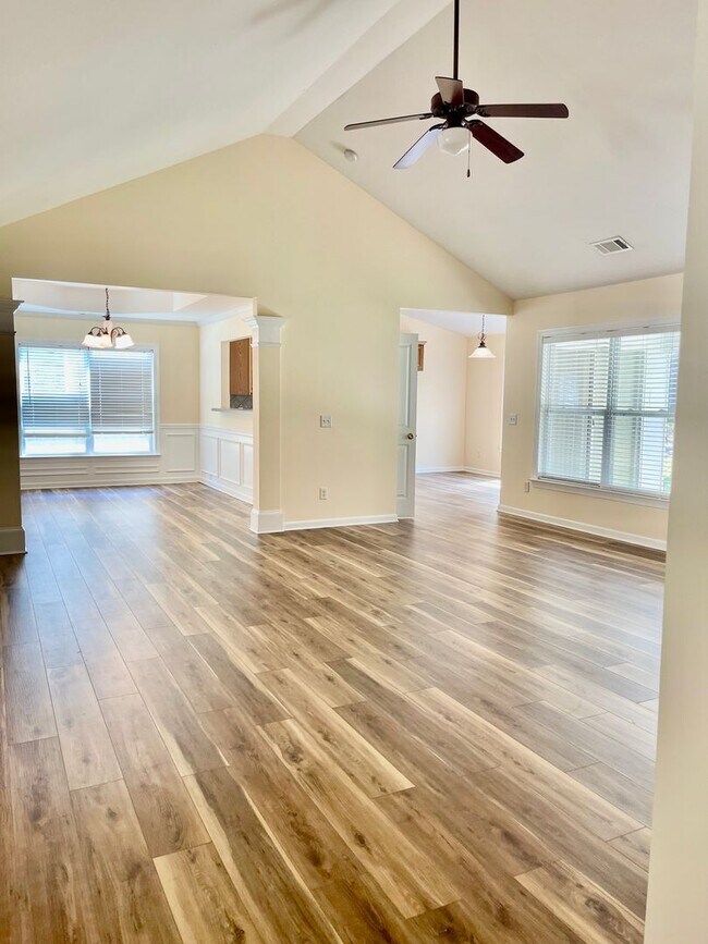 Building Photo - 373 Southgate Dr