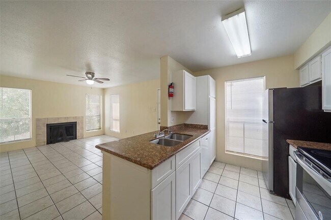 Building Photo - 3900 Woodchase Dr