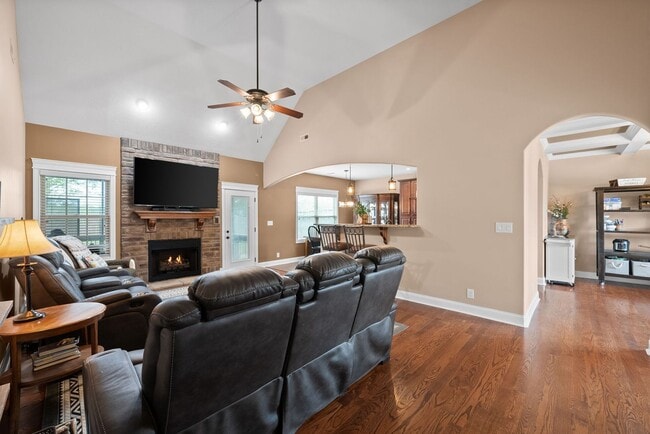 Building Photo - Spacious 4-Bedroom Home with Dual Living A...