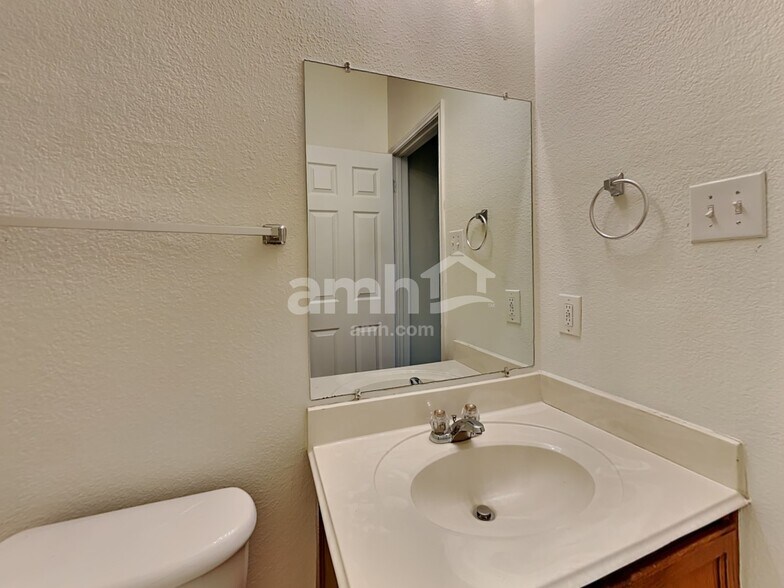 Building Photo - 1804 Heron Dr
