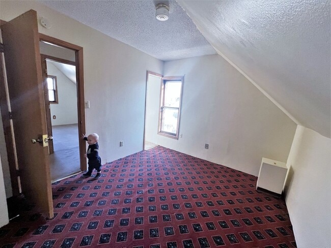 Building Photo - 801 E 6th- 4 bedroom house
