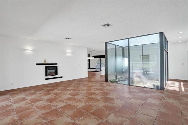 Building Photo - 16610 Royal Poinciana Ct