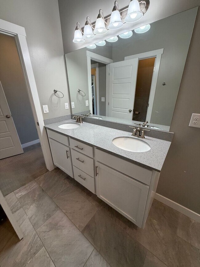 Building Photo - Beautiful 5-Bedroom Home in Lehi - Plenty of Storage!