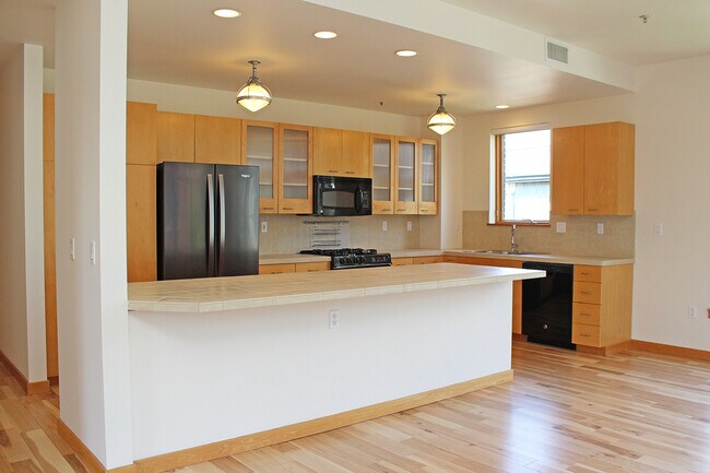 Building Photo - Spacious 2 Bedroom Corner Unit in Stylish ...