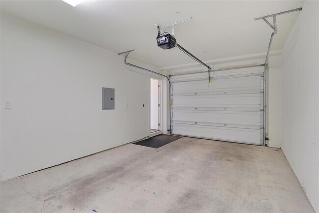 Building Photo - 604 N Bluff Dr