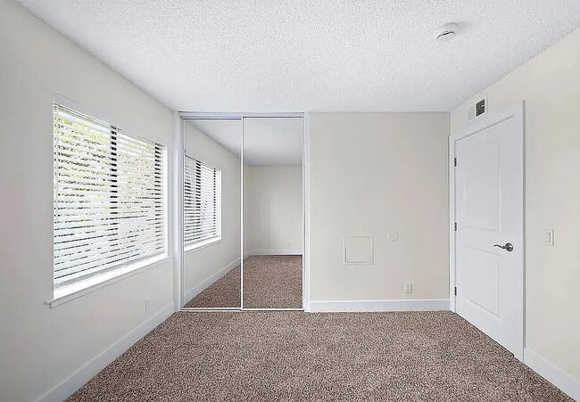 Building Photo - "Charming 3-Bed Townhouse with Granite Countertops & Hardwood Floors in Santa Ana!"