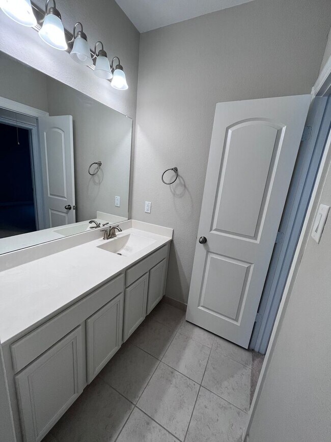 Building Photo - Gorgeous 4-bedroom home!