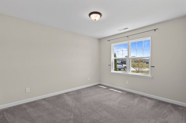 Building Photo - 3 bedroom with BONUS room in community pool neighborhood!