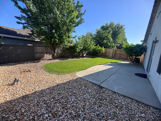 Building Photo - Stonelake Community - Four Bedroom!