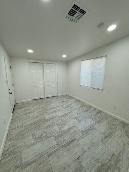 Building Photo - 1017 E West Cir Dr