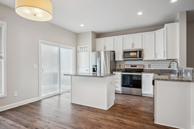 Building Photo - 3 bed/ 3 1/2 bath.  Dog Friendly.
