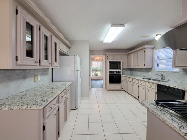 Building Photo - 17326 Ponderosa Pines Dr