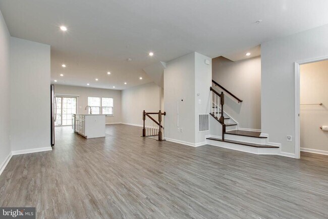 Building Photo - 3004 Cornfield Ave