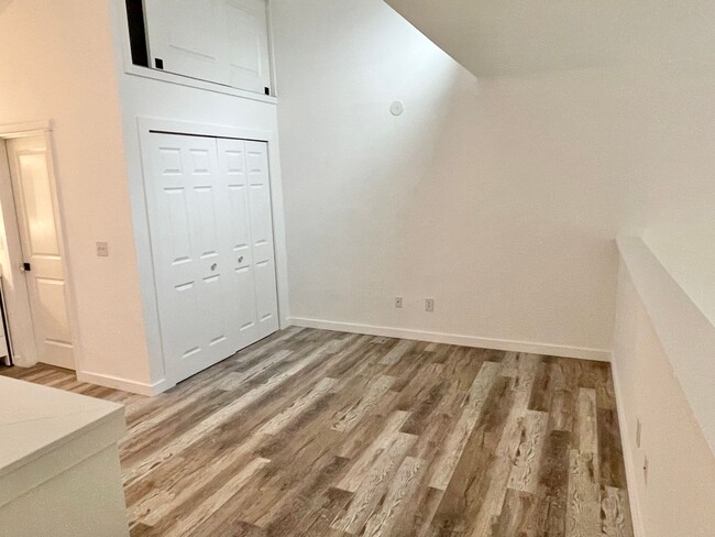 Building Photo - Remodeled End-Unit Condo in Sand Point wit...