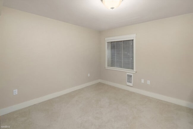 Building Photo - 1 br, 1 bath Condo - 3204 81st Place South...