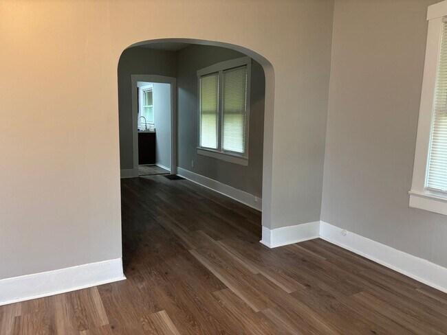 Building Photo - Charming 3BR/1BA Home with Modern Updates ...