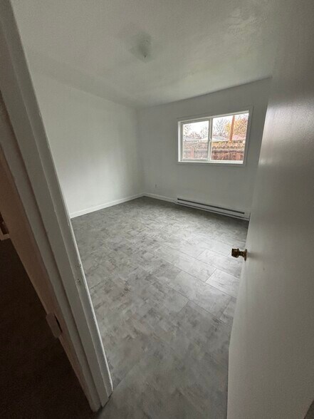 Building Photo - 312 SE Scenic View Dr