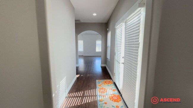 Building Photo - Stunning 3 Bedroom Home In Rosedale!