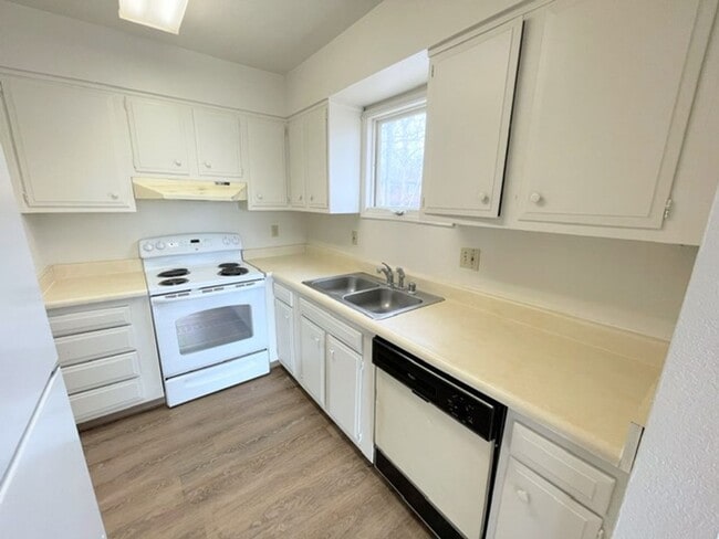 Building Photo - 3909 Malaspina Cir