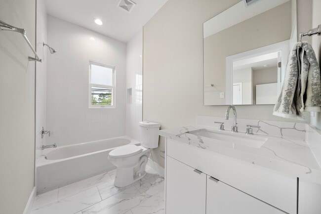 Building Photo - 8670 Easthaven Blvd