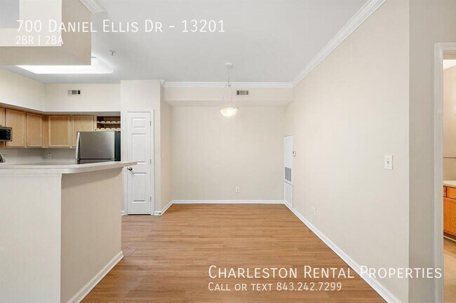 Building Photo - 700 Daniel Ellis Dr