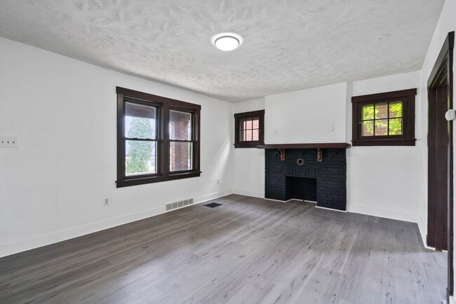 Building Photo - 3 bed 1 bathroom - central air, outdoor sp...