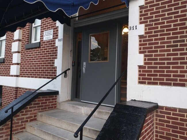 Building Photo - 307 Dolphin St