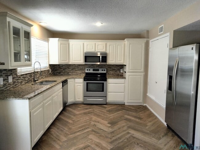 Building Photo - 1408 Colonial Pkwy