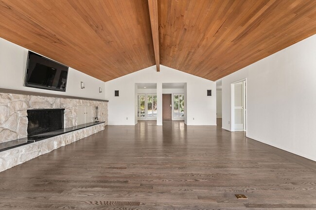 Building Photo - 4-Bedroom Luxury Home for Rent by Portland Golf Club