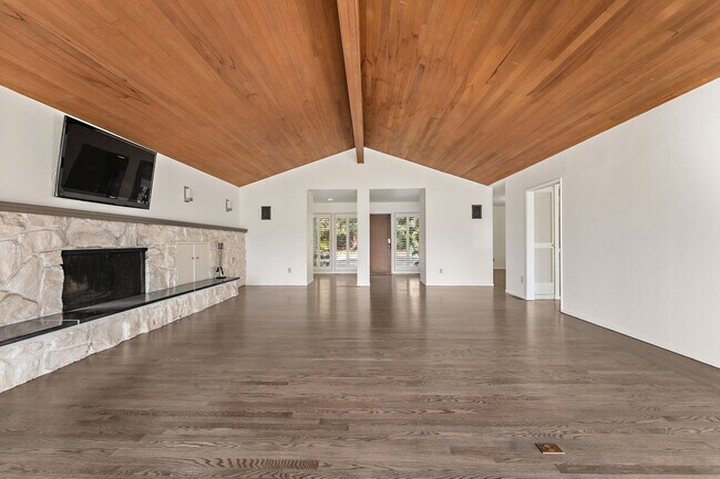 Building Photo - 4-Bedroom Luxury Home for Rent by Portland...