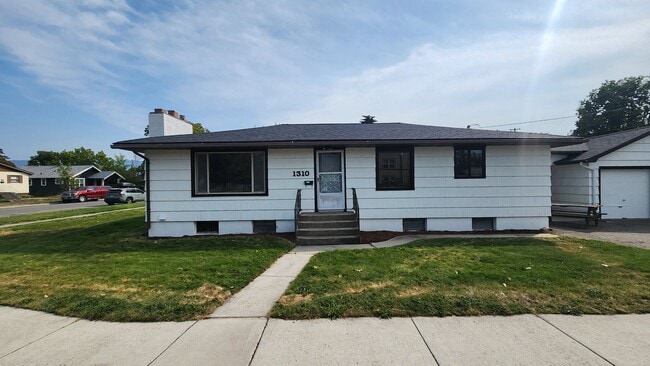 Building Photo - Beautiful Four Bedroom Two Bathroom House ...
