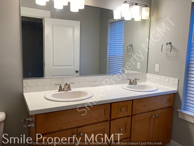 Building Photo - A nice house with 5 beds rooms and 3 baths.