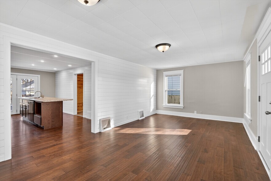 Building Photo - 428 W Delavan Dr