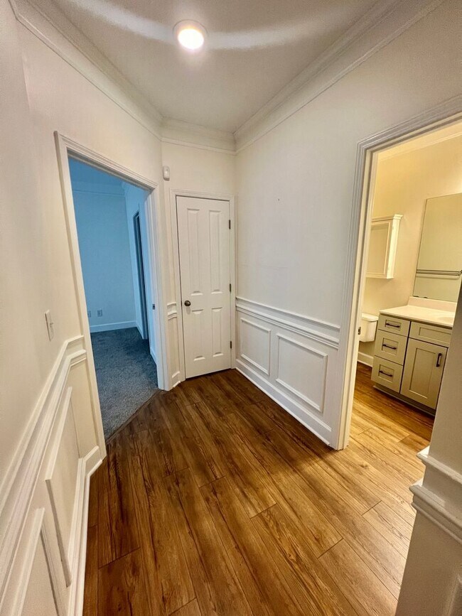 Building Photo - 2 Bedroom Condo in Lenox Village