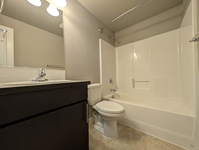 Building Photo - Beautiful 2 bedroom/1 bath home. Landscaping included!