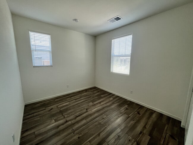 Building Photo - 680 Bilston Dr
