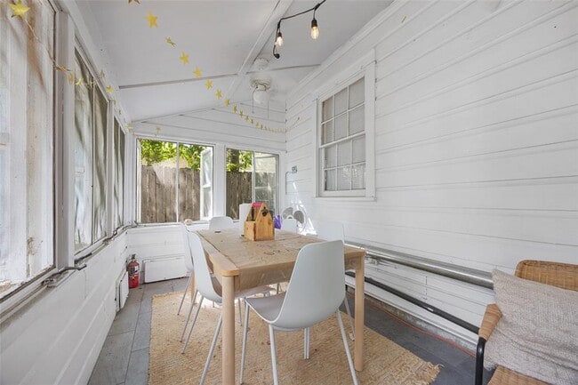 Building Photo - 1028 E 43rd St
