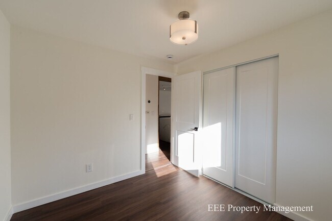 Building Photo - Cozy Redmond Rambler ready for move in NOW