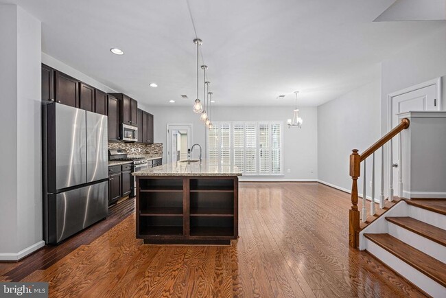 Building Photo - 214 Almond Dr