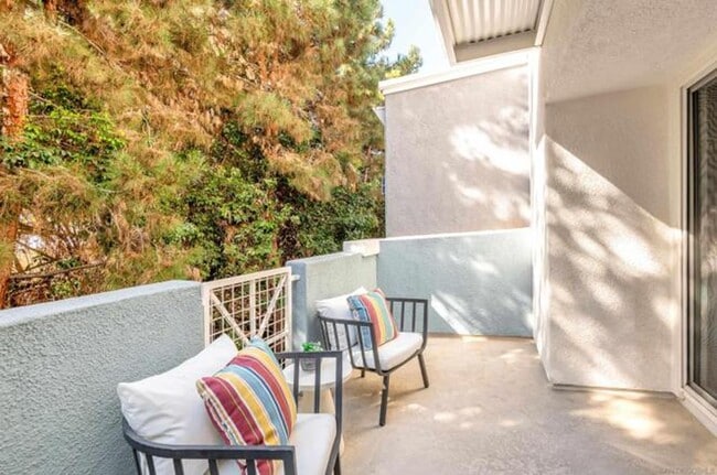 Building Photo - Spacious 4BR/4BA Tri-Level Coastal Townhome | 2 Car Garage | Washer & Dryer | Point Loma