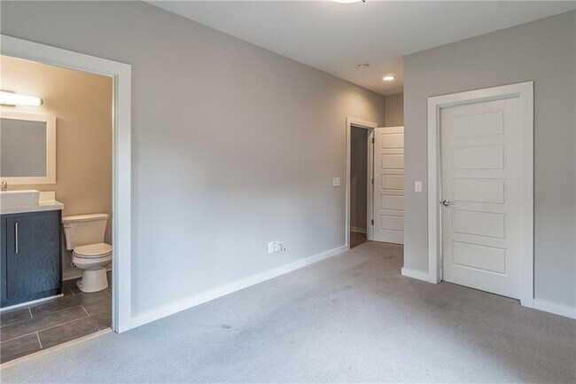 Building Photo - 472 Martin St SE