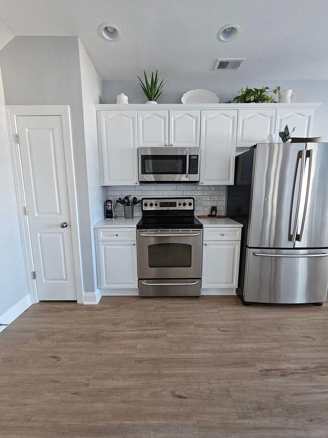 Building Photo - Welcome Home to Comfort and Style in North Charleston, SC!