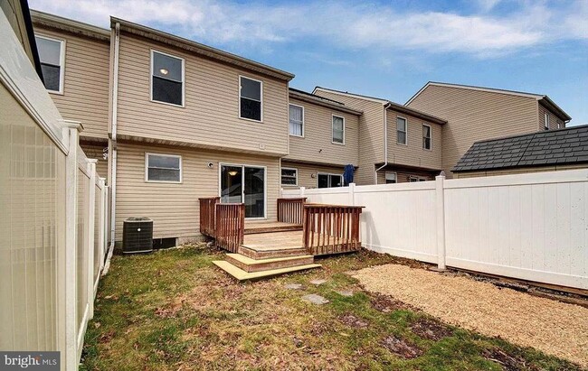 Building Photo - 8725 Yvonne Ct Way