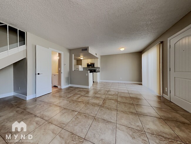 Building Photo - 2132 W Glenrosa Ave