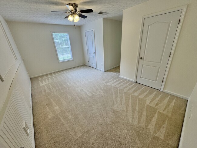 Building Photo - 362 River Point Dr