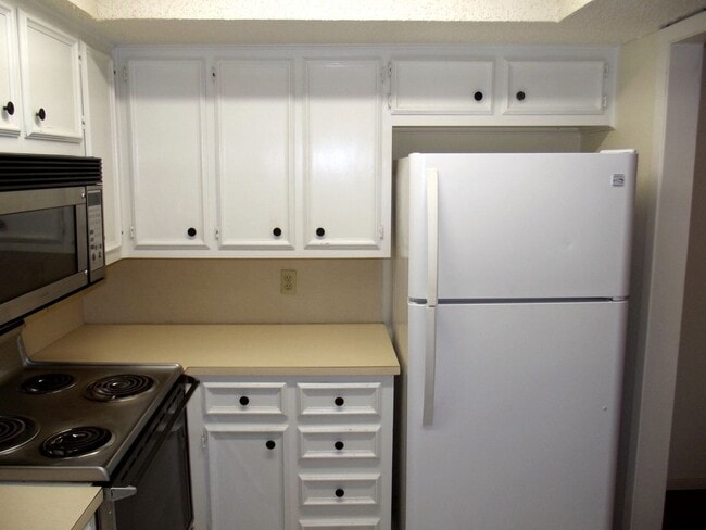 Building Photo - MOVE-IN SPECIAL  - 1 Bedroom, 1 Bath with Carport - Raintree Manor Condo